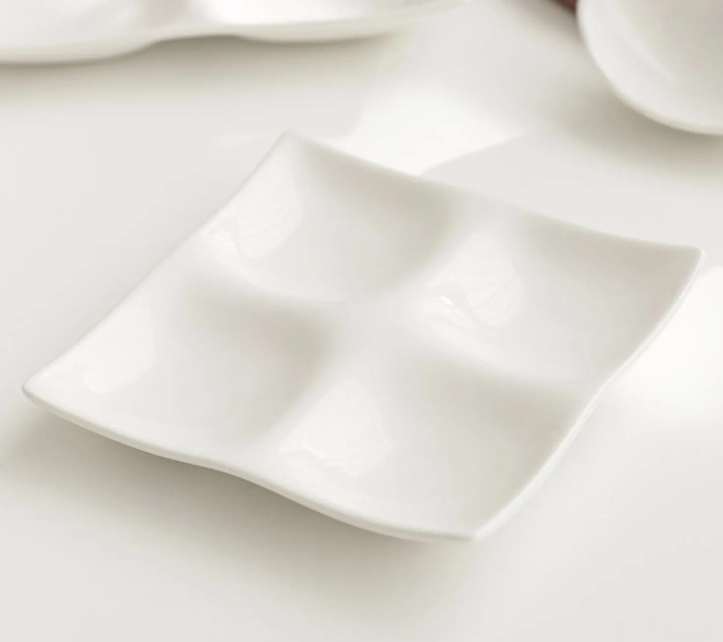 Mild White 4-Section Plate